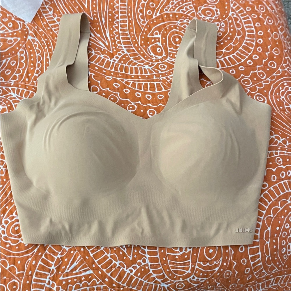 SKIMS longline bra,  SZ S-DD IN BEIGE. EUC worn once. Wide straps removable pads